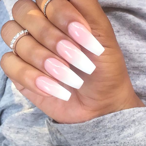 Verlengde coffin nagels in een zachte ombre van roze naar wit.