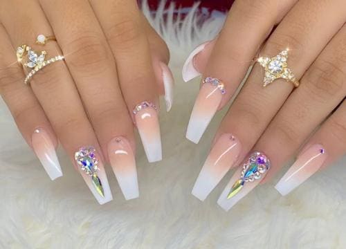 Afgewerkte nail art met glinsterende steentjes, in close-up.